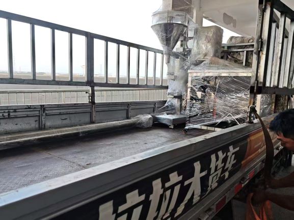 山东客户粉末灌装机装车成功
